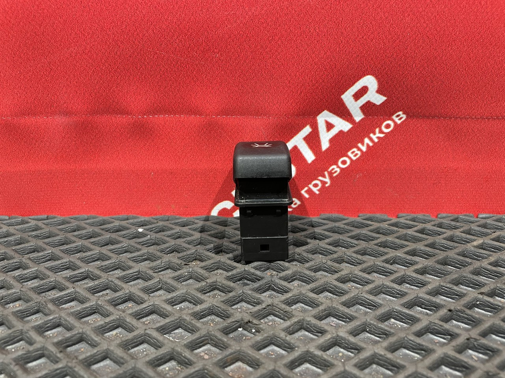 Кнопка освещения за кабиной