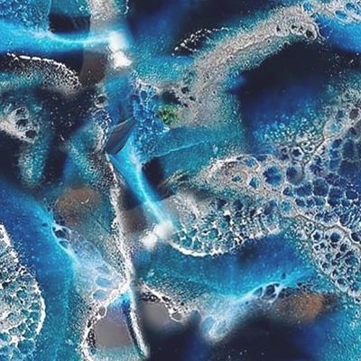 Сине-голубой рисунок в камне