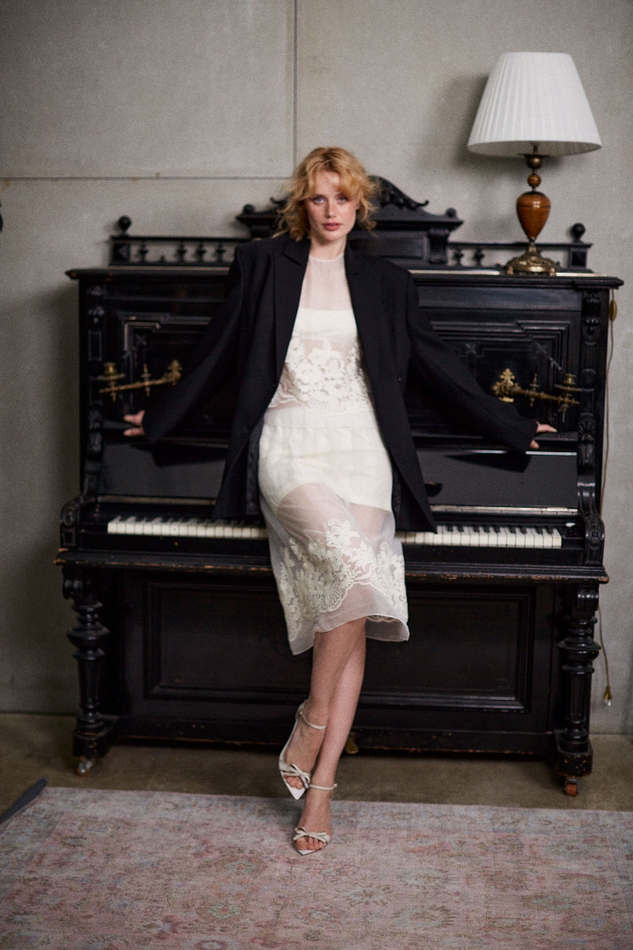 Юбка из шелка с вышивкой молочный