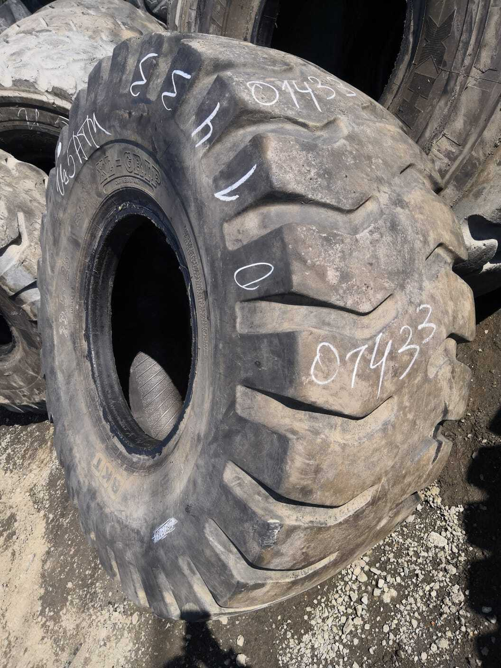 23.5-25 BKT XL-GRIP шина б/у