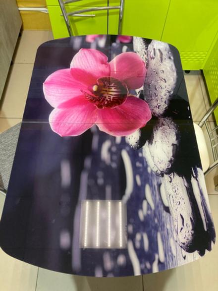 Стол разд Стеклянный подстолье прямое хром Царг.пояс белый Ст-ца орхидея на камне (белый) ф/п стекло