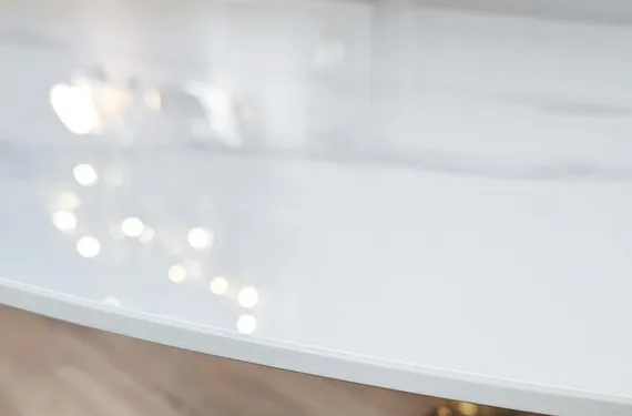 Стол Yoda Ø120 см, белый керамогранит, ножка латунь