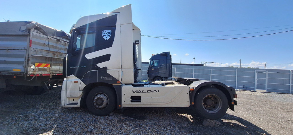VALDAI 45 4x2 Седельный тягач FB2R13 (Дизельный, 11.8 л, 470 л.с. АТ)