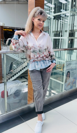 Рубашка-блузон с цветным изображением и атласным блеском