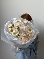 Букет из кустовых пионовидных роз, минигерберы, маттиолы и ранункулюсов