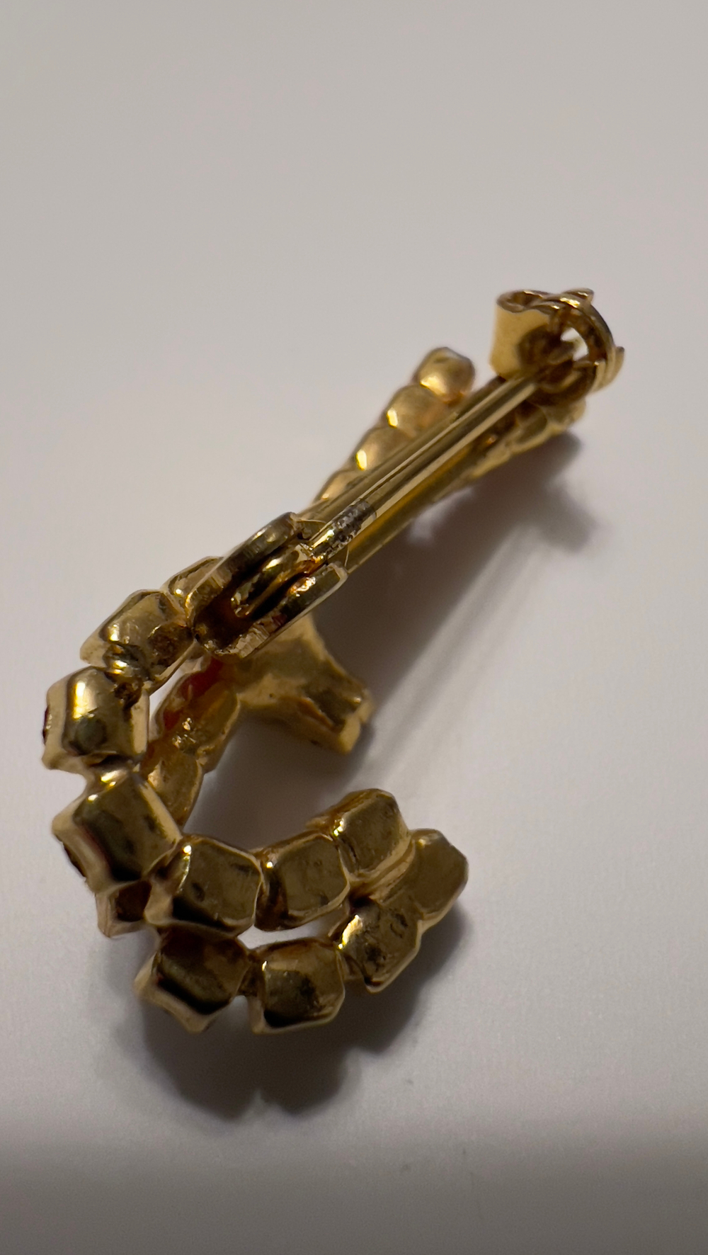 Новогодняя брошь карамельная трость