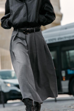 ZARA ЮБКА МИДИ СО СКЛАДКАМИ И РЕМНЕМ, СЕРЫЙ