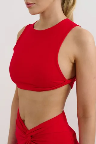 Топ укороченный с перекрутом из вискозы красного цвета