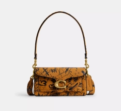 COACH СУМКА ЧЕРЕЗ ПЛЕЧО TABBY 20 С ПРИНТОМ ГРАФФИТИ, ОХРА