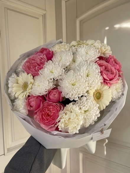 Авторский букет из хризантемы, яркой кустовой пионовидной розы и минигербер