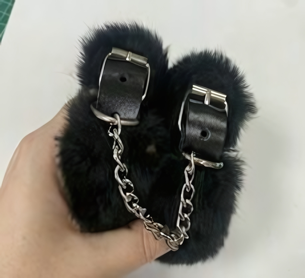 Черные наручники на цепи с меховой опушкой (Цвет: черный)