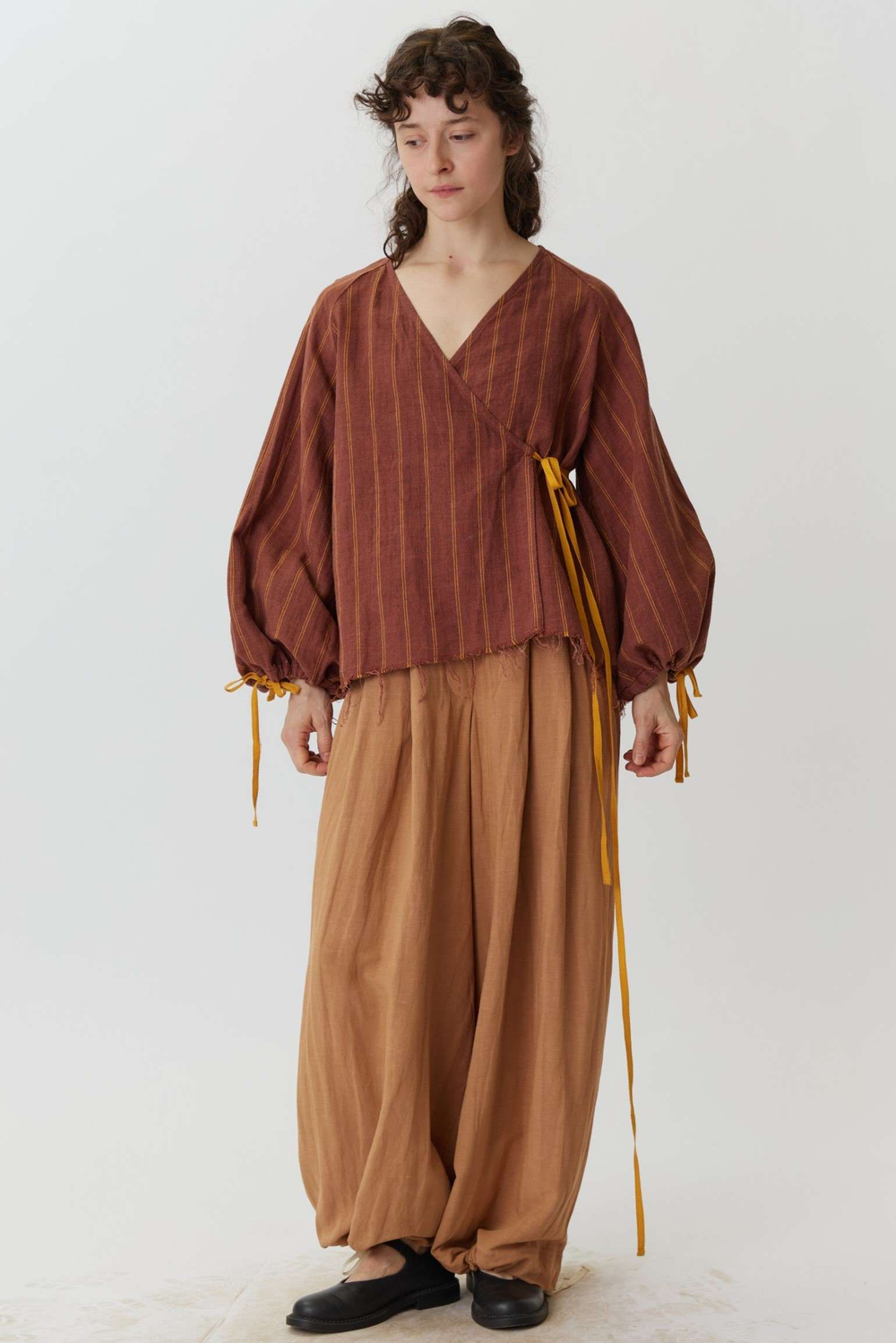 Блузка на запах из коричневого льна в полоску