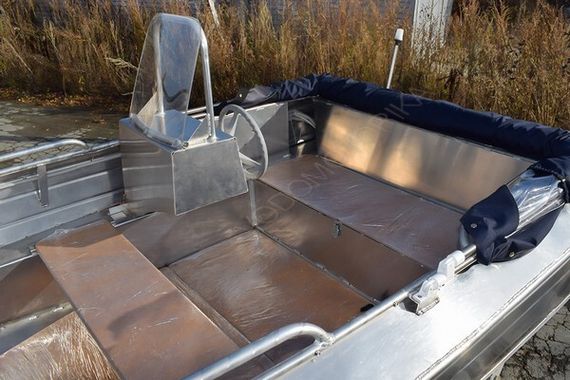 Алюминиевая лодка Алюмакс-435 с консолью