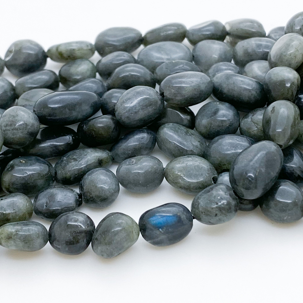 Лабрадор фриформ, размер около 7-10 мм, цена за нить 38 см