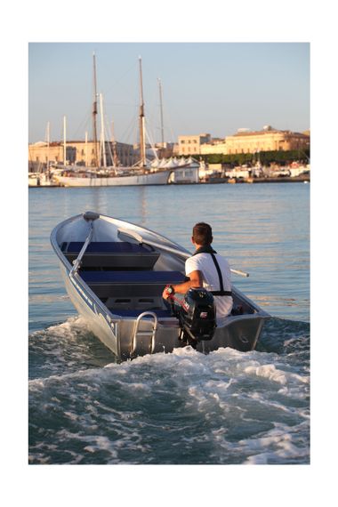 4х-тактный лодочный мотор SUZUKI DF6AS. белый