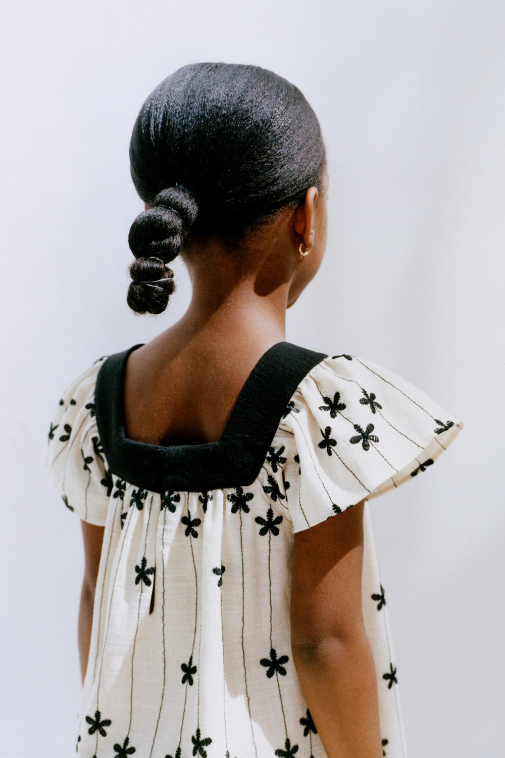 ZARA ПЛАТЬЕ С ЦВЕТОЧНОЙ ВЫШИВКОЙ, СВЕТЛО-БЕЖЕВЫЙ