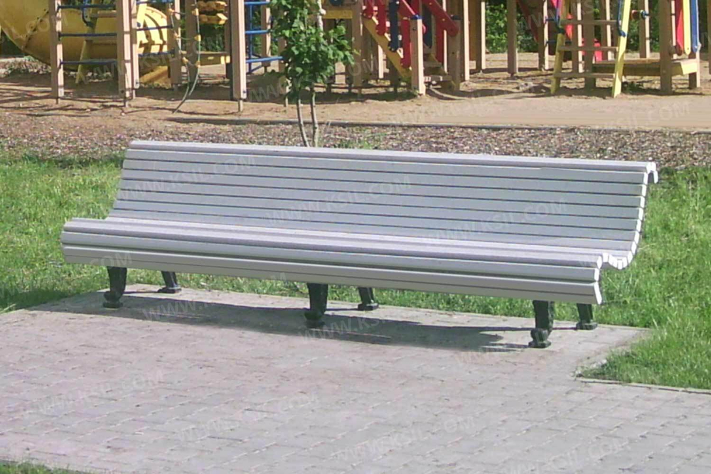 Диван на чугунных ножках