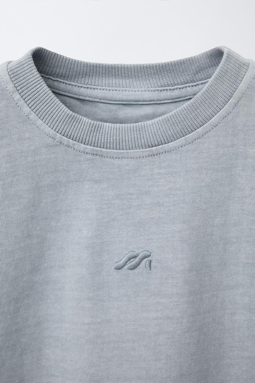 ZARA ФУТБОЛКА GARMENT DYE С ВЫШИТЫМ ЛОГОТИПОМ, ЛИНЯЛЫЙ СИНИЙ