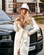 Женское белое шерстяное пальто с меховым воротом