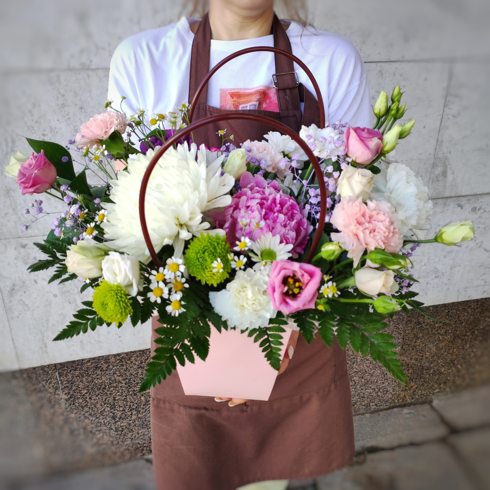 Композиция в сумочке с пионом