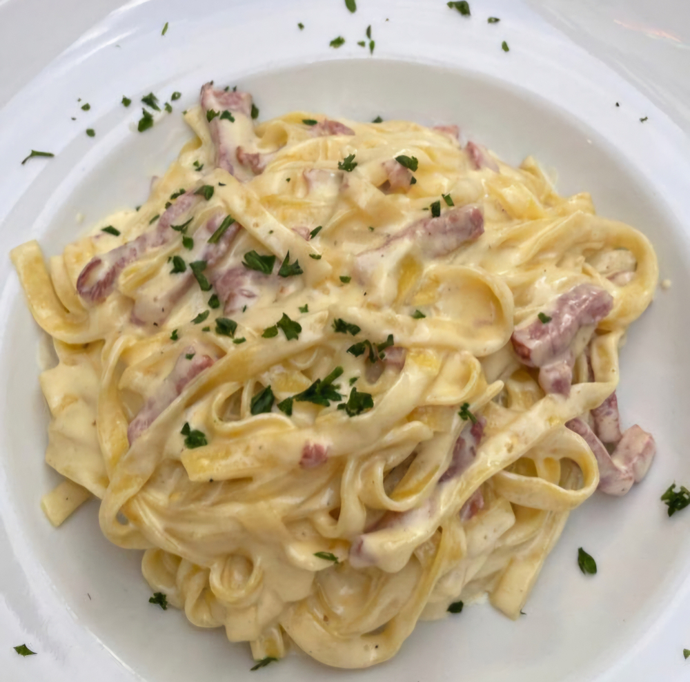 Паста с грибным сливочным соусом и беконом, порция 300 гр
