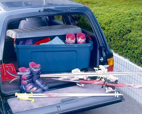 Экспедиционный ящик на колёсах IRIS RV Box 1000, в багажнике внедорожника.