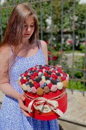 Шляпная коробка с букетом из клубники "Три шоколада"