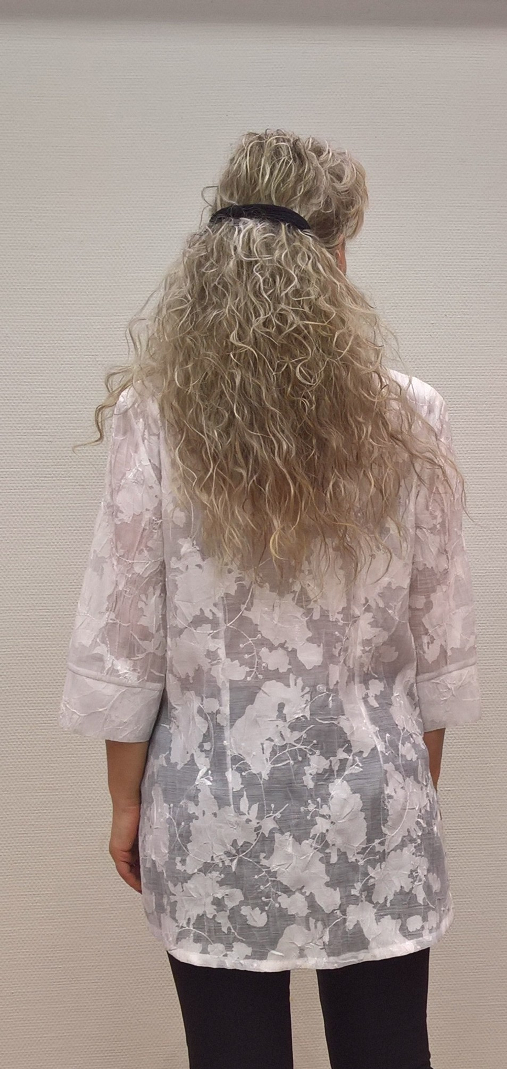 Белый блузон с прозрачным рисунком по самой ткани