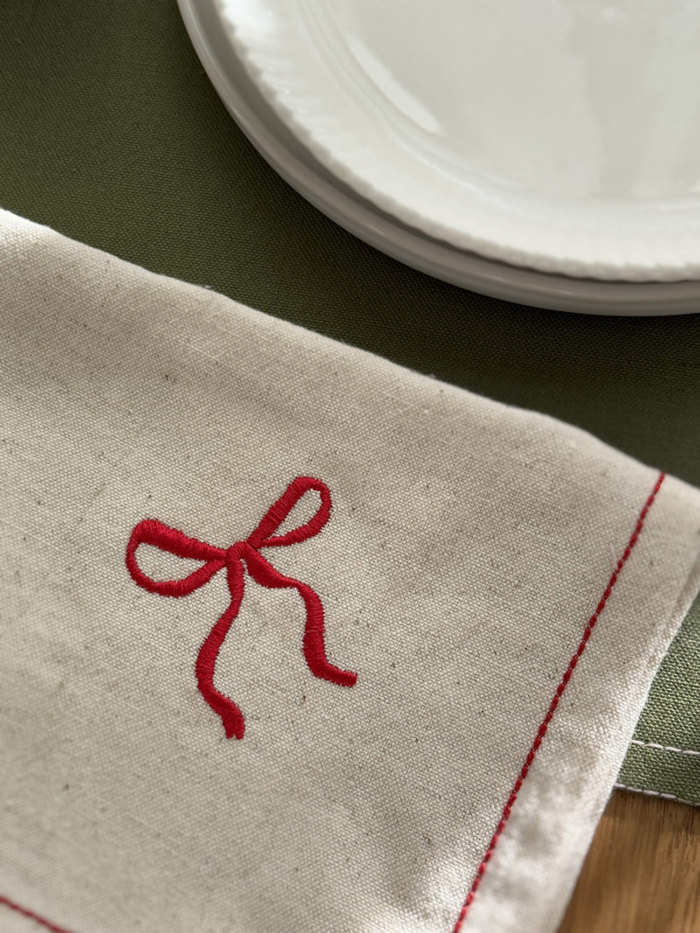 Салфетка сервировочная fancy bows бежевого цвета из коллекции essential, 45х45 см