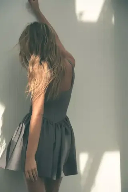 ZARA ПЛАТЬЕ В БЕЛЬЕВОМ СТИЛЕ СО СБОРКАМИ, СЕРЫЙ
