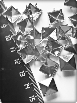 Клепки "Пирамидка" 12х12мм с цапами для декора сумок, браслетов, рюкзаков, кепок.