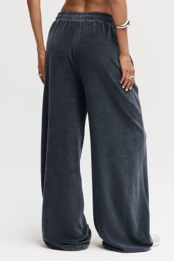 Широкие брюки на резинке из велюровой ткани графитового цвета