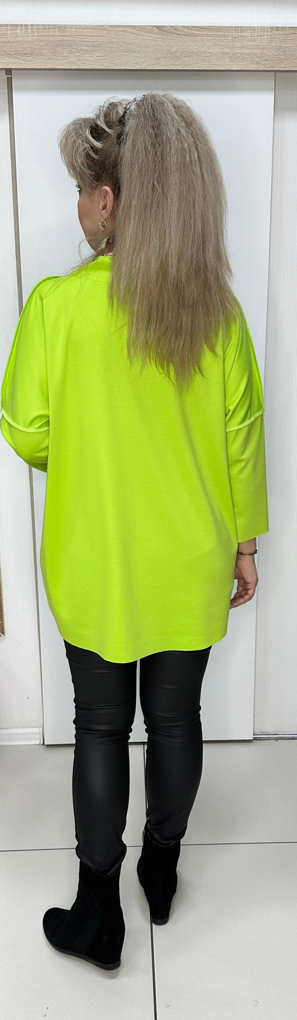 Удлиненная туника с цветным хомутом в яблочном цвете