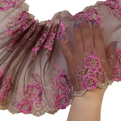 Вышивка на сетке кофе/фуксия 20 см