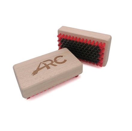 Щетка лыжная ручная ARC 1.0 STANDARD с мягкой стальной щетиной, красной нейлоновой щетиной по периметру, арт.ARCA0110