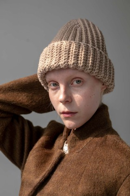 Шапка-бини бежевого цвета