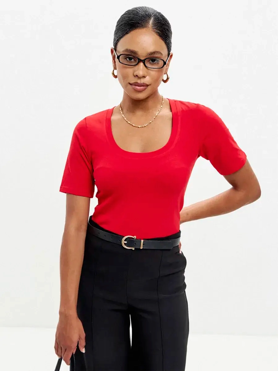 Футболка с глубоким вырезом