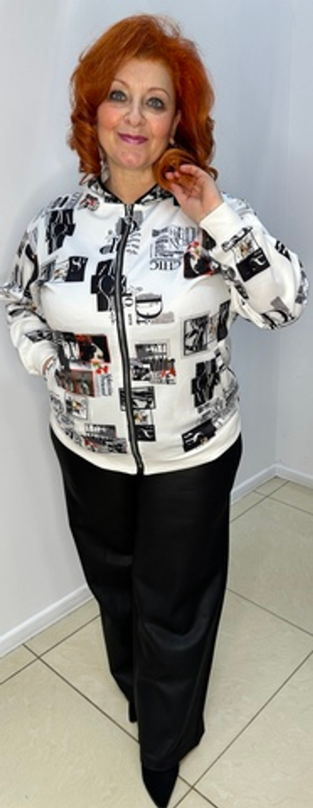 Белый жакет-бомбер на молнии с газетным принтом