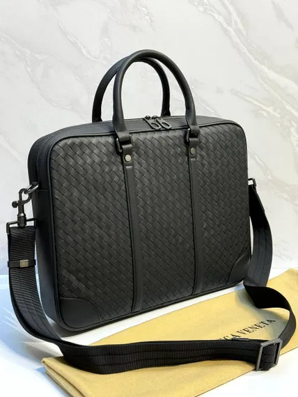 Кожаный портфель Bottega Veneta Intrecciato на молнии с плечевым ремнем