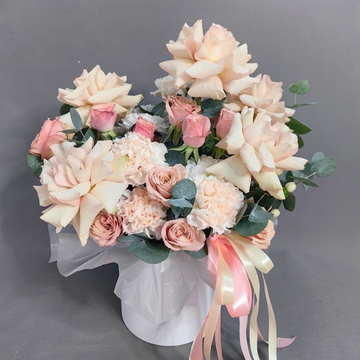 Композиция с французскими розами сорта "Quicksand"