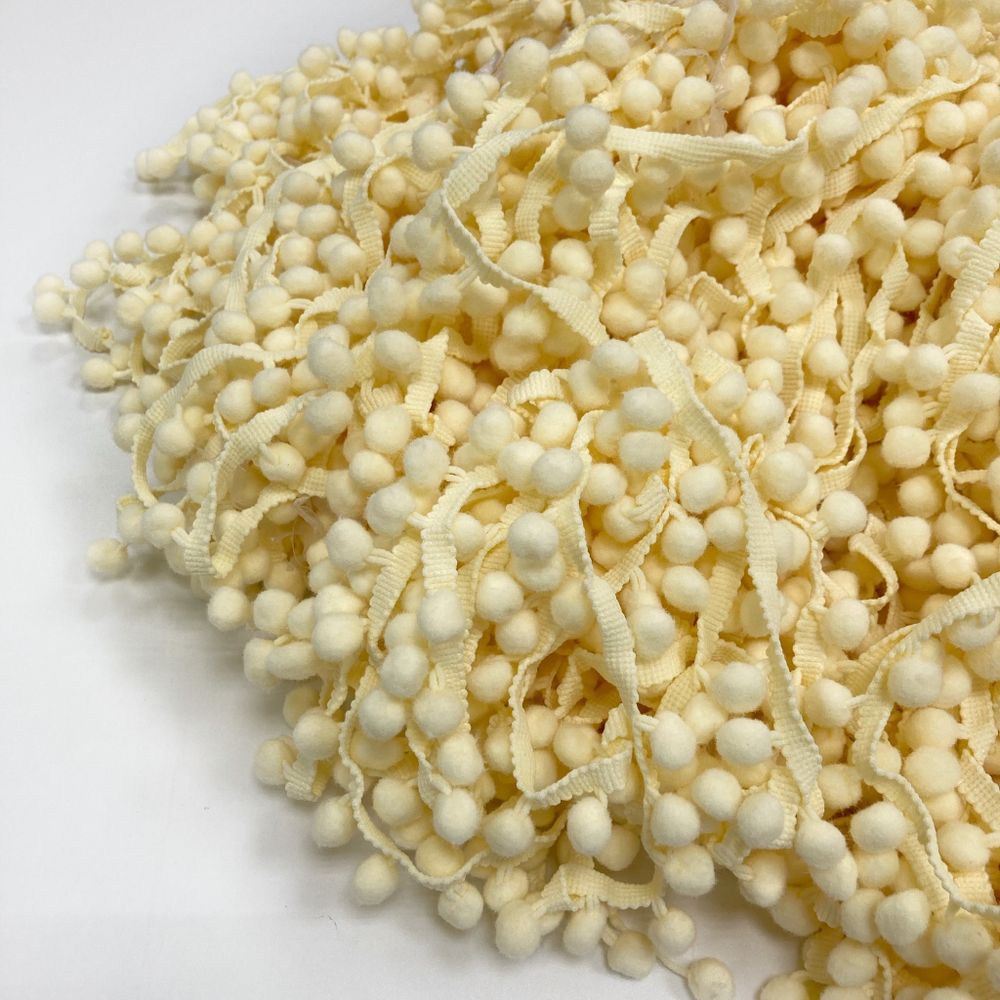 Тесьма с помпонами, цвет Банан