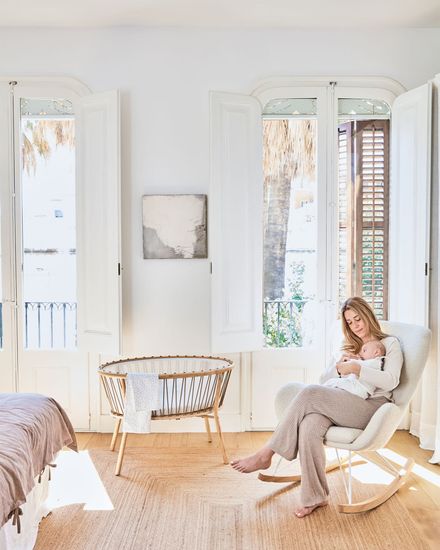 Кресло-качалка Vania из белой ткани букле Испания