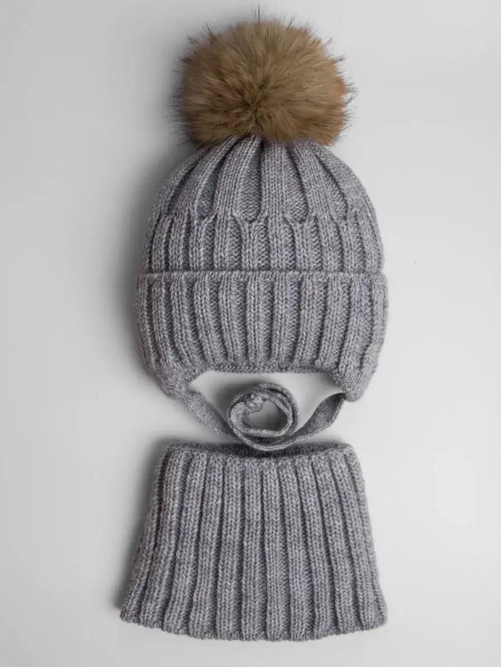 Шапка зимняя для мальчика на завязках и снуд