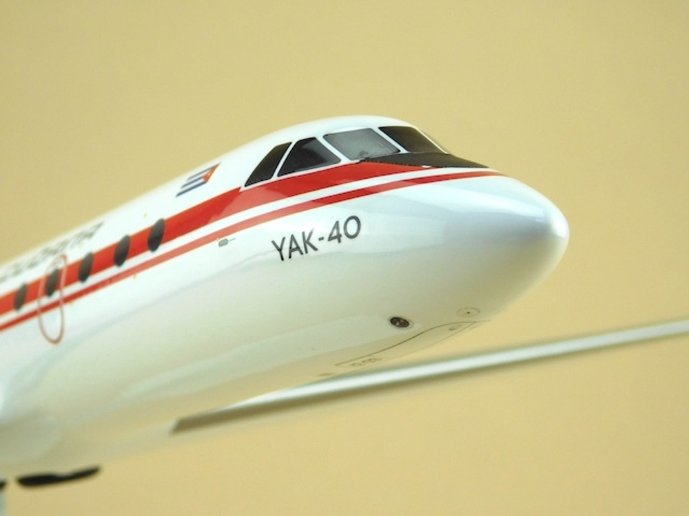 Модель самолета Як-40 (М1:72, Cubana)