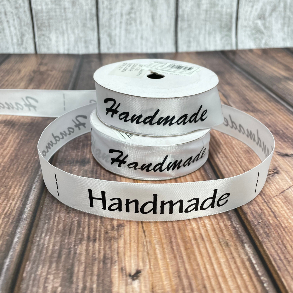 Лента 25 мм атласная белого цвета с надписью Handmade (рулон 25 ярдов)
