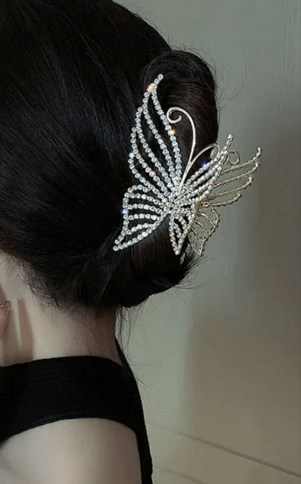 Заколка-краб большая "бабочка" инкрустированная  россыпью страз. 11,5см. Цвет серебро