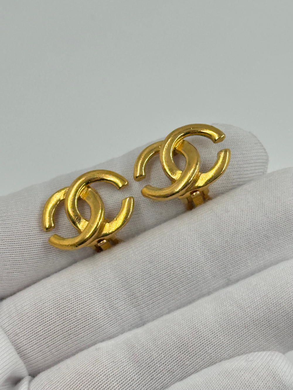 Миниатюрные клипсы в виде лого Chanel