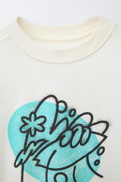 ZARA ФУТБОЛКА С ПРИНТОМ «ГРАФФИТИ», ЭКРЮ