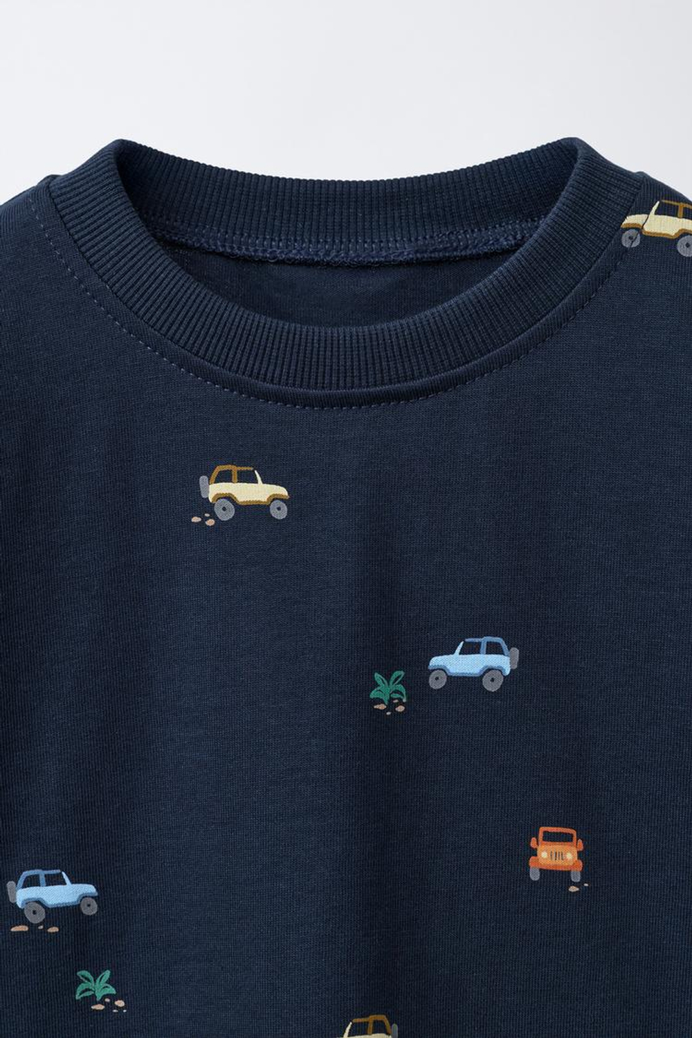 ZARA ФУТБОЛКА С ПРИНТОМ «МАШИНЫ», МОРСКОЙ СИНИЙ