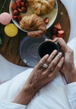 V-кольцо на фалангу с черным цирконом